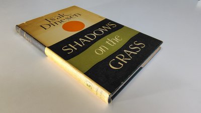 Boek met de titel: Shadows on the Grass