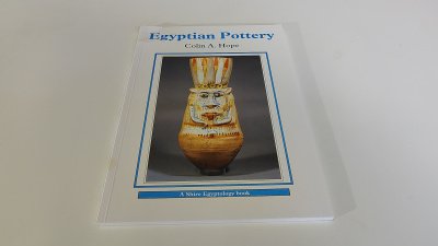 Boek met de titel: Egyptian Pottery