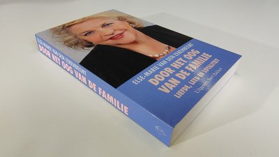 Boek met de titel: Door het oog van de familie, liefde, leed en loyaliteit