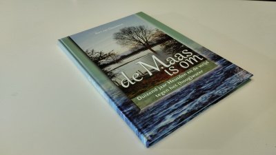 Boek met de titel: De Maas is om,
