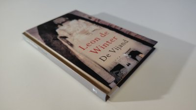 Boek met de titel: De vijand