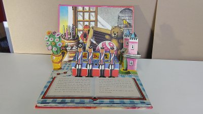 Boek met de titel: De standvastige tinnen soldaat pop-up boek