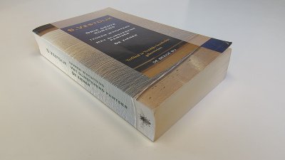 Boek met de titel: Drie Grote Romans: Ivoren Wachters, Het Glinsterend pantser en De Ziener