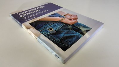 Boek met de titel: Verraderlijk gewoon