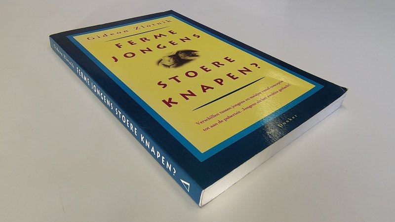 Tweedehands boek: Ferme jongens stoere knapen van auteur Gideon Zlotnik - Paperback met rechte rug zonder leesvouwen. Hele lichte slijtage puntjes kaft. Binnenwerk onbeschreven en netjes.