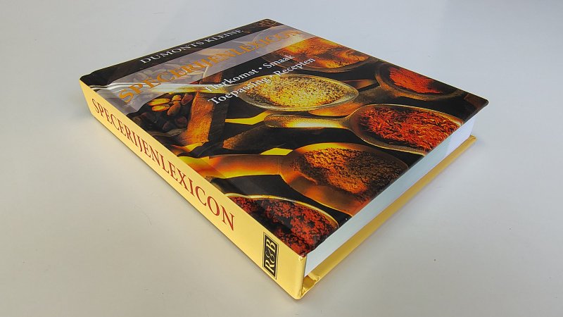 Tweedehands boek: Dumonts kleine Specerijen Lexicon van auteur Anne Iburg - Zachte hardcover, oogt als nieuw. Minimale verkleuring witte bladzijdes. Binnenwerk verder onbeschreven en netjes.