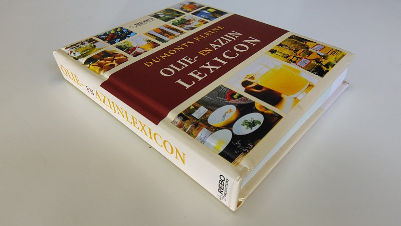 Tweedehands boek: Dumont kleine olie- en azijn lexicon van auteur Anne Iburg - Zachte hardcover, in zeer goede staat. Lichte grijze vegen achterkant kaft. Minimale verkleuring witte bladzijdes, verder onbeschreven en netjes.