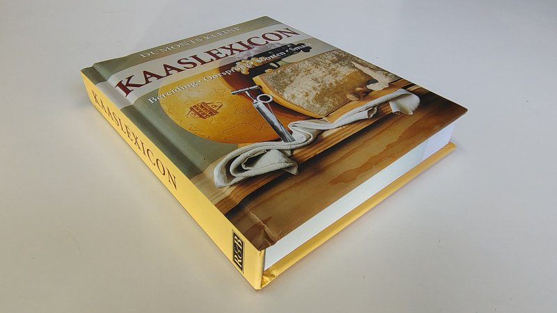 Tweedehands boek: Dumonts kleine Kaas Lexicon van auteur Anne Iburg - Zachte hardcover, oogt aan de buitenkant als nieuw. Lichte verkleuring witte bladzijdes, verder onbeschreven en netjes.