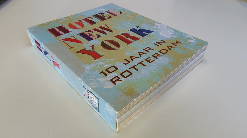 Tweedehands boek: Hotel New York 10 Jaar in Rotterdam van auteur Maria Heiden, Andrea Piersma - Paperback met rechte rug zonder leesvouwen in zeer goede staat. Hele lichte slijtage randen kaft. Binnenwerk onbeschreven en netjes.