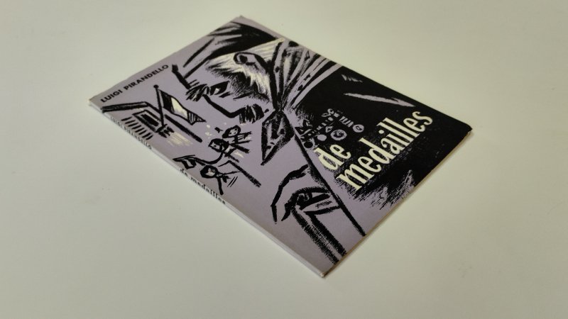 Tweedehands boek: De Medailles van auteur Luigi Pirandello - In goede staat. Nederlandse paperback. De kaft heeft lichte gebruiksspoortjes en is heel licht verkleurd. De schutbladen zijn verkleurd. De rest van het binnenwerk is netjes, onbeschreven en zit stevig in het boekwerk