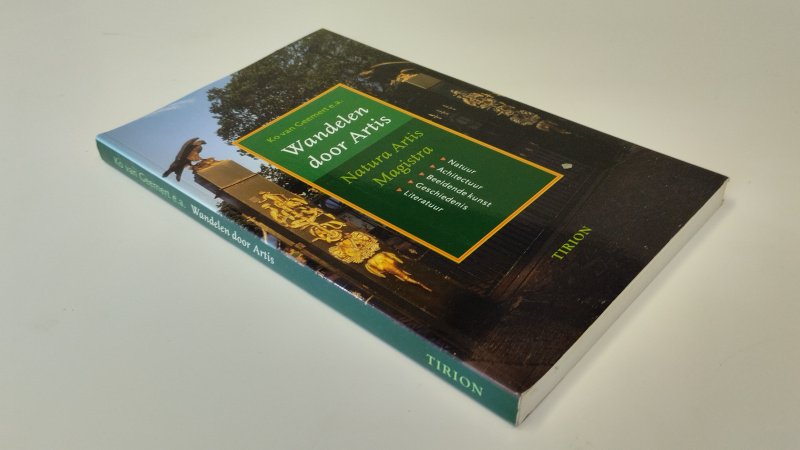 Tweedehands boek: Wandelen door Artis van auteur Ko van Geemert - In goede staat. Nederlandse softcover met flappen. Minimale gebruiksspoortjes aan de kaft. Vlekje op de snede. Pagina's netjes, onbeschreven en stevig in het boekwerk