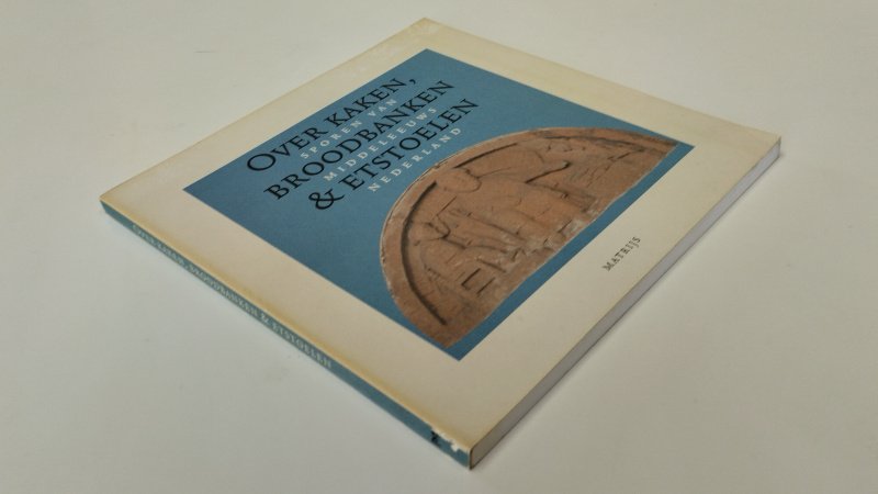 Tweedehands boek: Over kaken, broodbanken & etstoelen van auteur E. M. F. Koch - In redelijke tot goede staat. Nederlandstalige softcover. Lichte verkleuring en gebruiksspoortjes aan de kaft. Ex libris reliefstempel voorin. Pagina's netjes, onbeschreven en stevig in het boekwerk