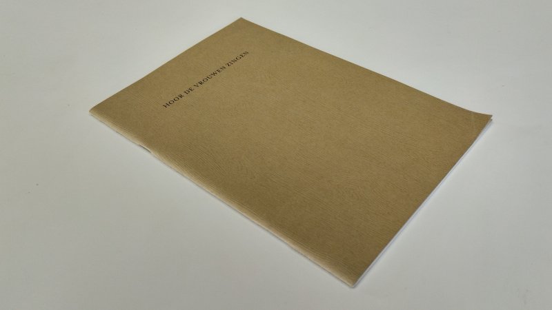 Tweedehands boek: Hoor de vrouwen zingen van auteur Hetty Voûte, Gisela Söhnlein e.a. - In goede staat. Geniete Nederlandstalige softcover. Lichte gebruiksspoortjes aan de kaft. Binnenwerk zeer goed, netjes, onbeschreven en stevig in het boekwerk. Oplage van 1000 exemplaren.