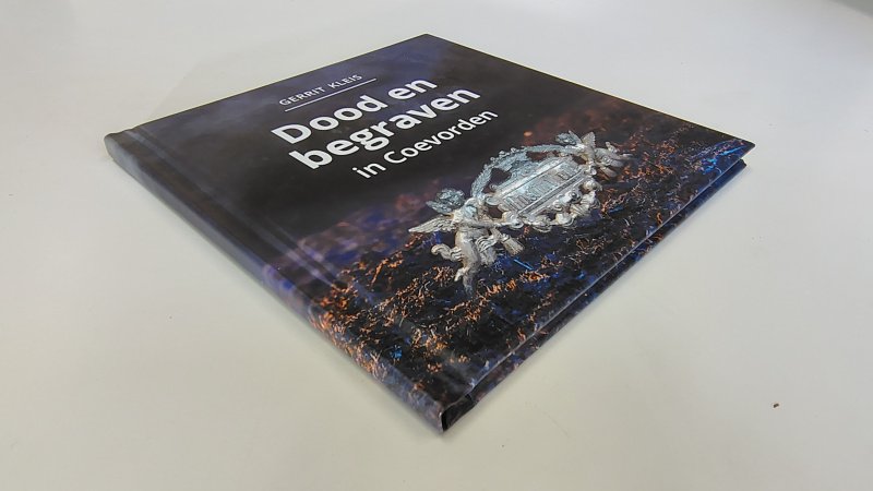 Tweedehands boek: Dood en begraven in Coevorden van auteur Gerrit Kleis - Hardcover, oogt aan de buitenkant als nieuw. De witte bladzijdes zijn licht verkleurd, verder onbeschreven en netjes.
