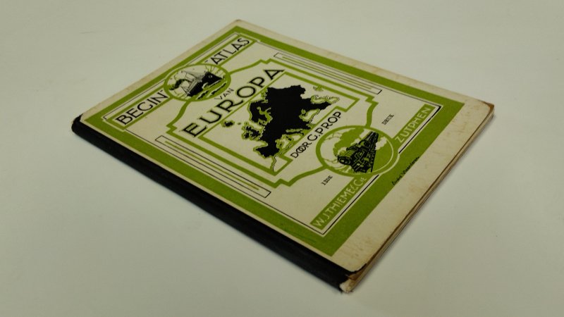 Tweedehands boek: Begin Atlas van Europa van auteur G. Prop - In redelijke staat. Nederlandstalige hardcover met linnenband.  Gebruiksspoortjes en verkleuring aan de kaft. Pagina's met hoekvouwtjes, enkele keer in geschreven (weinig) en verkleuring. Alleraardigst boekje