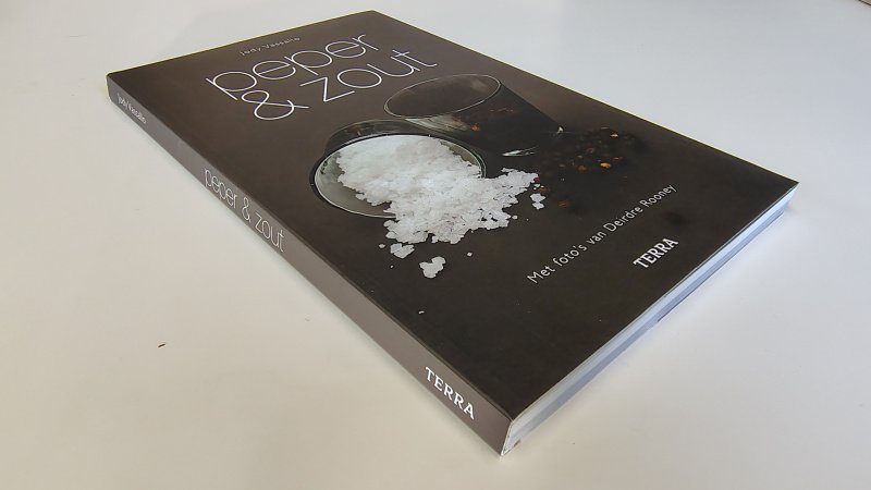 Tweedehands boek: Peper & Zout van auteur Jody Vassallo - Paperback met flappen, rechte rug zonder leesvouwen. Minimale gebruikerssporen achterzijde rand kaft. Persoonlijke boodschap voorin, verder onbeschreven en keurig netjes.