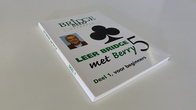 Tweedehands boek: Leer Bridge met Berry 5 Deel 1, voor beginners van auteur Berry Westra - Paperback met licht scheef ruggetje zonder leesvouwen. Lichte gebruikerssporen hoekjes kaft. Binnenwerk onbeschreven en netjes.