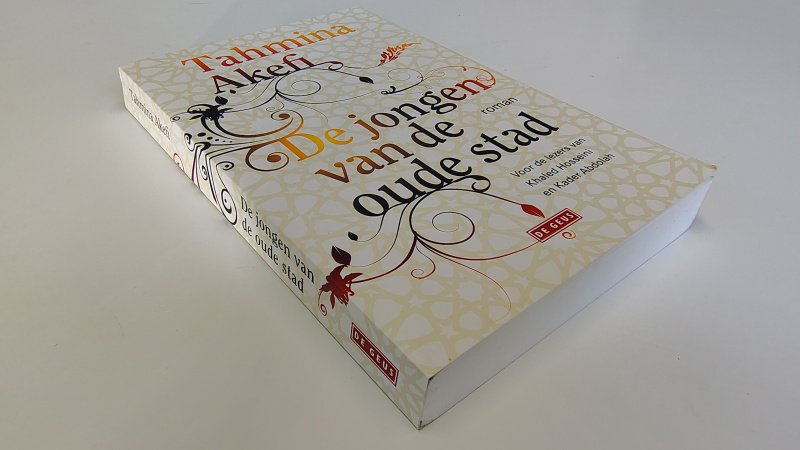 Tweedehands boek: De jongen van de oude stad van auteur Tahmina Akefi - Paperback met rechte rug zonder leesvouwen. Minimale gebruikerssporen puntjes kaft. Spikkeltjes stuk of 10 boven en zijkant snede. Binnenwerk onbeschreven en netjes.