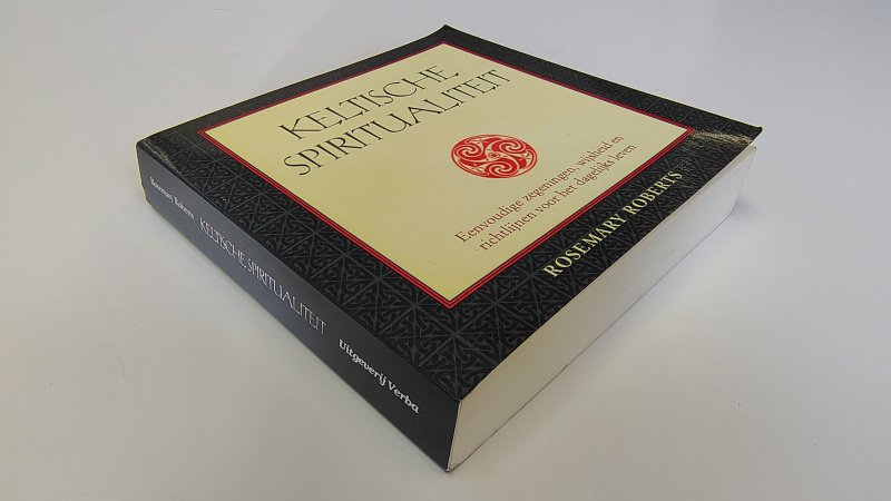 Tweedehands boek: Keltische Spiritualiteit van auteur Rosemary Roberts - Paperback met rechte rug zonder leesvouwen. Lichte gebruikerssporen puntjes kaft. Bladzijdes verkleurd, laatste 20 pagina's kleine roestvlekjes, verder onbeschreven en netjes.