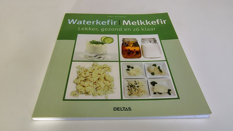 Tweedehands boek: Waterkefir, Melkkefir, lekker, gezond en zó klaar van auteur Peter Bauwens - Paperback, bijna als nieuw. Lichte gebruikerssporen puntjes kaft. Snede onder en boven een enkel roestvlekje. Binnenwerk onbeschreven en netjes.