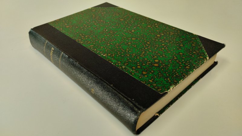 Tweedehands boek: Boekenschouw geillustreerd letterkundig maandblad 1935-1936 van auteur J. van Heugten - In goede staat – Gebonden verzamelband. Band vertoont normale ouderdoms- en gebruikssporen; randen en hoeken plaatselijk gesleten. Met bibliotheekstempel van de Centrale Bibliotheek “Moederhuis”, Oude Dijk 1, Tilburg.