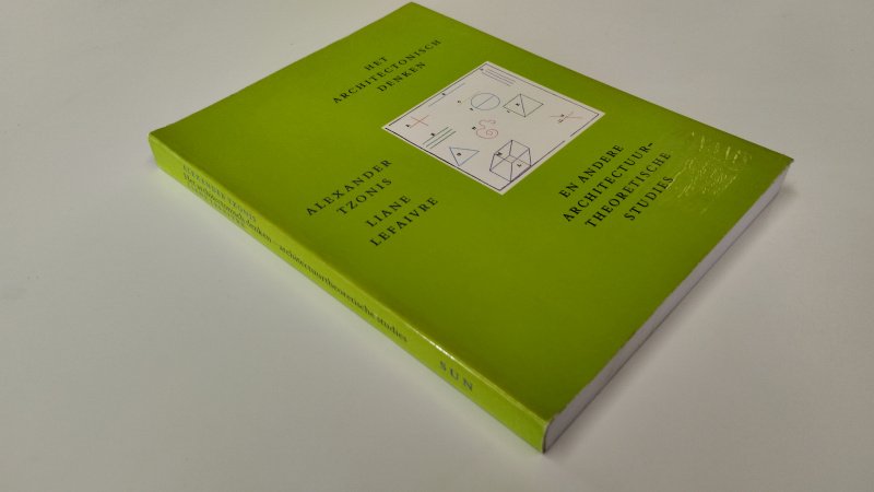 Tweedehands boek: Het architectonisch denken en andere architectuur-theoretische studies van auteur Alexander Tzonis - In goede staat. Nederlandstalige softcover met lichte gebruikssporen aan de kaft. Pagina's heel licht verkleurd, maar netjes, onbeschreven en goed in het binnenwerk