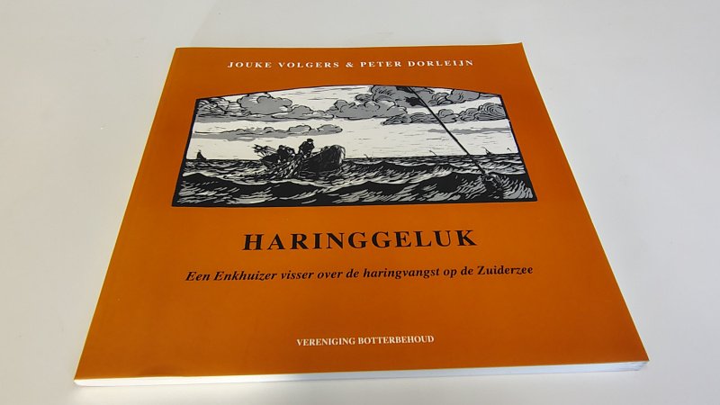 Tweedehands boek: Haringgeluk een Enkhuizer visser over de haringvangst op de Zuiderzee van auteur Jouke Volgers & Peter Dorleijn - Paperback met minimale gebruikerssporen randen kaft. Achterzijde kaft licht verkleurd langs de rug en bovenrand.