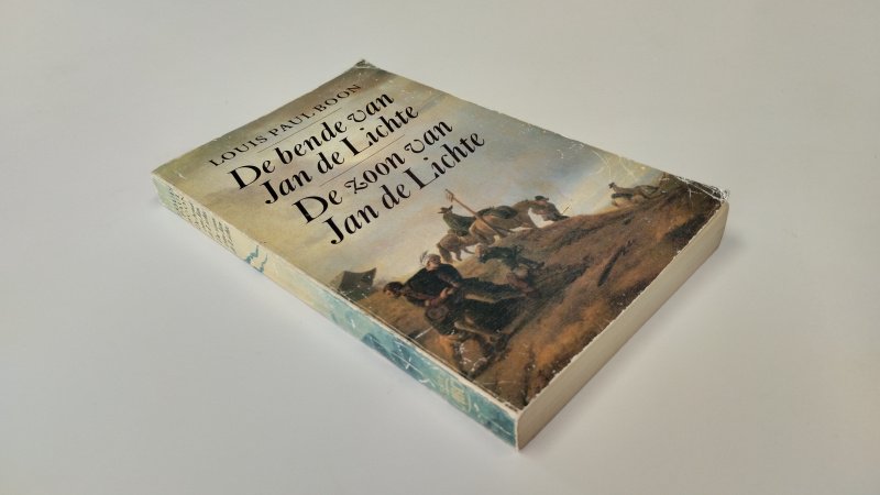 Tweedehands boek: De bende van Jan de Lichte De zoon van Jan de Lichte van auteur Louise Paul Boon - In redelijke staat. Softcover met gebruikssporen aan de kaft met name de hoeken en de randen. Voorin boodschap geschreven. Pagina's licht verkleurd, maar onbeschreven en stevig in het boekwerk