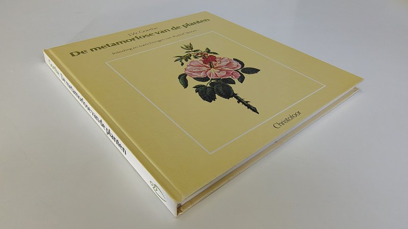 Tweedehands boek: De metamorfose van de planten van auteur J.W. Goethe - Hardcover zonder omslag. Enkele kleine lichte roestvlekjes snede. Schutbladen verkleurd, verder onbeschreven en keurig netjes. Oogt in eerste instantie als nieuw.
