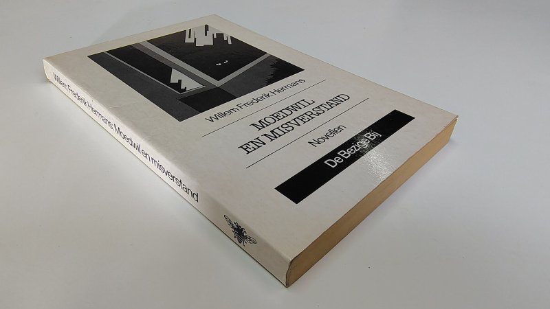 Tweedehands boek: Moedwil en misverstand van auteur Willem Frederik Hermans - De Bezige Bij pocket nummer 74 met rechte rug zonder leesvouwen. Lichte gebruikerssporen kaft en verkleuring. Binnenwerk onbeschreven en netjes.