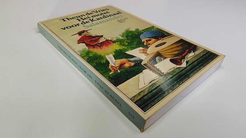 Tweedehands boek: Het motet voor de kardinaal van auteur Theun de Vries - Paperback salamander nummer 516 met rechte rug zonder leesvouwen. Lichte gebruikerssporen randen kaft en rug. Roestvlekken schutbladen en snedes. Naam voorin, verder onbeschreven en netjes.