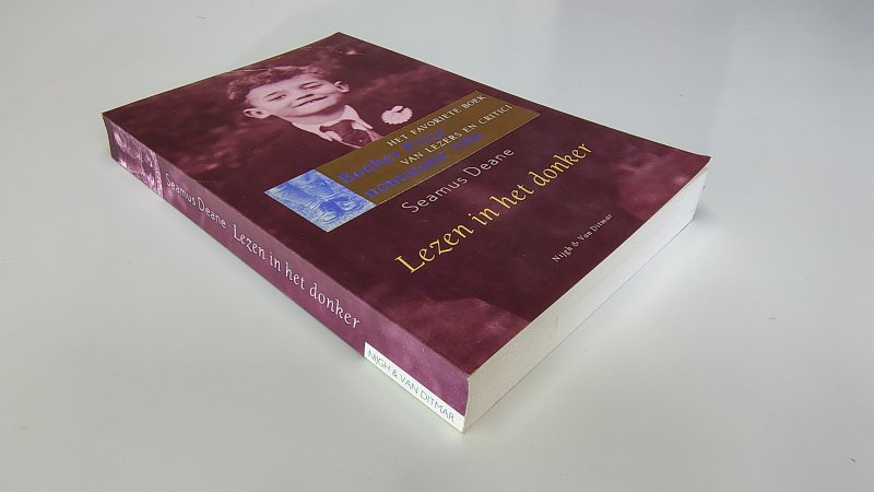 Tweedehands boek: Lezen in het donker van auteur Seamus Deane - Paperback met rechte rug zonder leesvouwen. Minimale gebruikerssporen puntjes kaft. Binnenwerk onbeschreven en netjes. In zeer goede staat.