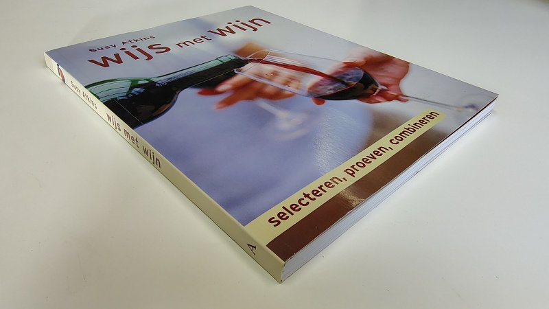 Tweedehands boek: Wijs met wijn, selecteren, proeven en combineren van auteur Susy Atkins - Paperback met rechte rug zonder leesvouwen. Minimale gebruikerssporen kaft. Binnenwerk onbeschreven en netjes.