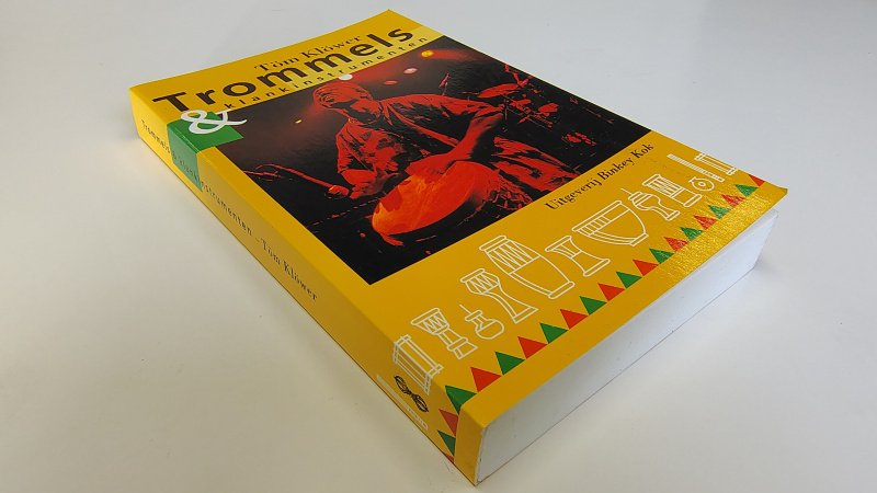 Tweedehands boek: Trommels & Klankinstrumenten van auteur Töm Klöwer - Paperback met rechte rug zonder leesvouwen. Minimale gebruikerssporen puntjes kaft. Binnenwerk als nieuw!