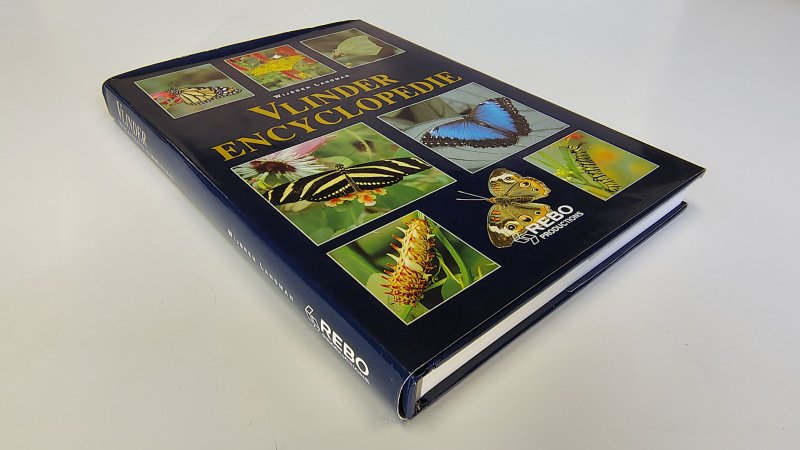 Tweedehands boek: Vlinder Encyclopedie van auteur Wijbren Landman - Hardcover met stofomslag. Omslag randen lichte slijtage. Binnenwerk onbeschreven en netjes. Witte bladzijdes licht verkleurd.