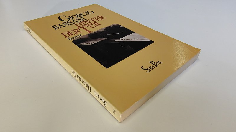 Tweedehands boek: Hinter der Tür van auteur Giorgio Bassani - Duitstalige pocket met rechte rug zonder leesvouwen. Lichte gebruikerssporen puntjes kaft, binnenwerk onbeschreven en netjes. Serie Piper nummer 386