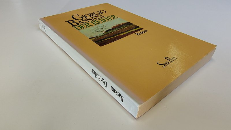 Tweedehands boek: Der Reiher van auteur Giorgio Bassani - Duitstalige pocket met rechte rug en lichte leesvouw. Verkleurde rug en gebruikerssporen randen kaft. Binnenwerk onbeschreven en netjes. Serie Piper nummer 630