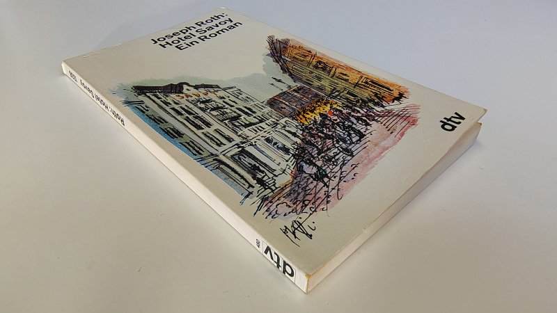 Tweedehands boek: Hotel Savoy van auteur Joseph Roth - Duitstalige pocket met rechte rug zonder leesvouwen. Lichte slijtage randen kaft. Binnenwerk onbeschreven en netjes.