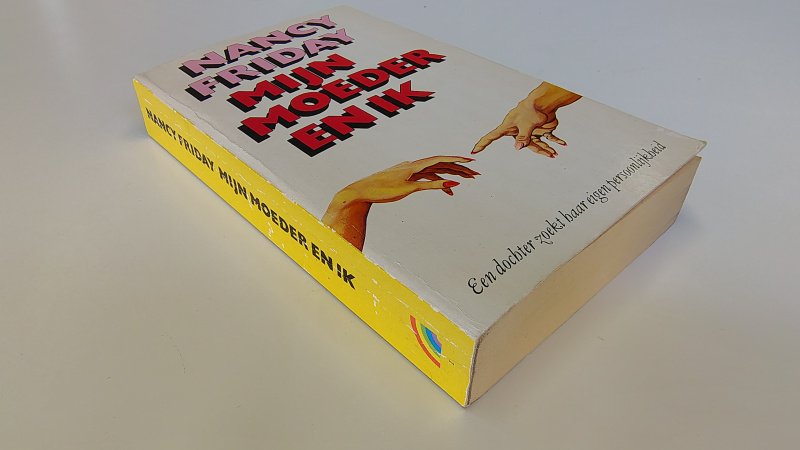 Tweedehands boek: Mijn moeder en ik van auteur Nancy Friday - Rainbow pocket nummer 1 met rechte rug en leesvouwen. Gebruikerssporen kaft en lichte verkleuring. Ex-libris voorin, verder onbeschreven en netjes.