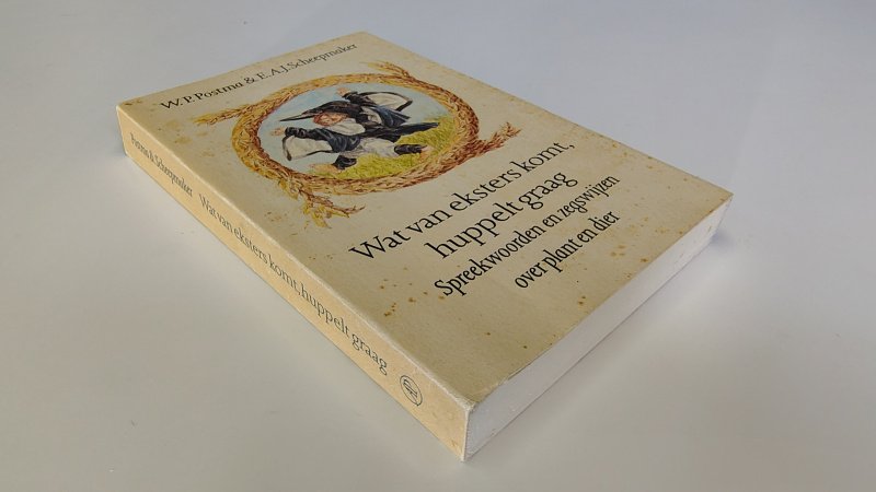 Tweedehands boek: Wat van eksters komt, huppelt graag van auteur W. P. Postma - Paperback met flappen, rechte rug zonder leesvouwen. Roestvlekjes op de kaft en verkleuring rug. Binnenwerk onbeschreven en netjes.