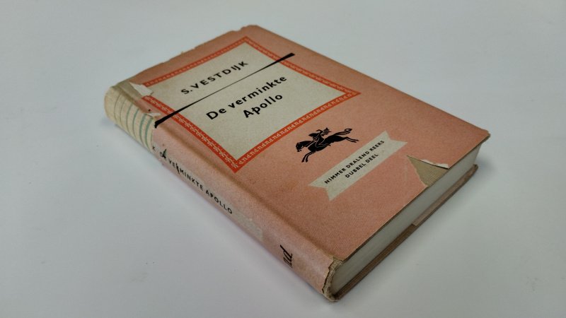 Tweedehands boek: De verminkte Apollo van auteur S. Vestdijk - In redelijke staat. Hardcover met stofomslag. De stofomslag is in slechte staat. De pagina's zijn licht verkleurd, maar netjes, onbeschreven en stevig in de binding. Nimmer Dralend reeks dubbel deel.