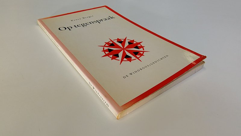 Tweedehands boek: Op tegenspraak van auteur Peter Berger - Paperback met rechte rug en lichte leesvouw. Slijtage randen kaft en verkleuring kaft. Voorkant kaft begint iets los te laten van de binding. Verder onbeschreven en netjes.