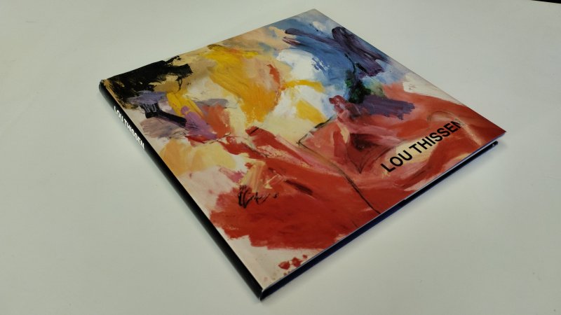 Tweedehands boek: Lou Thissen van auteur Wim van der Beek - In goede staat. Nederlandstalige hardcover met stofomslag. Lichte gebruikssporen aan de stofomslag. Artgallery sticker voorin. Pagina's licht verkleurd maar netjes, onbeschreven en stevig in de binding.