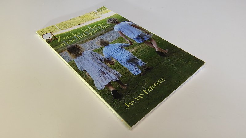 Tweedehands boek: Zonder heimwee naar het paradijs van auteur Jan van Heereveld - Paperback met minimale gebruikerssporen puntjes kaft. Met persoonlijke boodschap van Jan en Jules aan 2 vrienden.