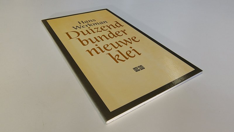 Tweedehands boek: Duizend bunder nieuwe klei van auteur Hans Werkman - Paperback met lichte verkleuring kaft en minimale gebruikerssporen puntjes kaft. Binnenwerk als nieuw!