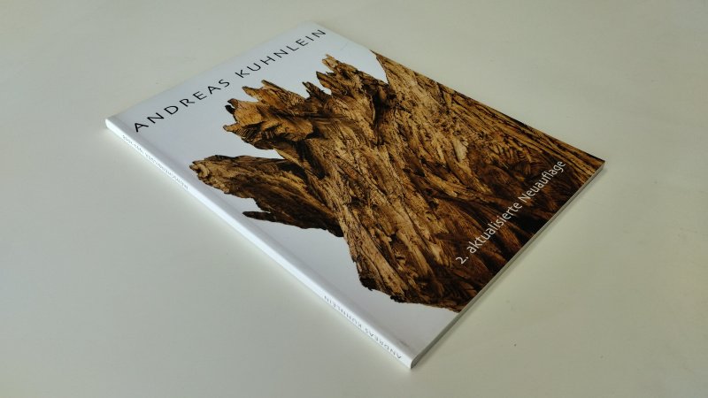 Tweedehands boek: Andreas Kuhnlein – Menschenbilder 1992–2008 van auteur Andreas Kuhnlein - In zeer goede staat. Duitstalige softcover. Lichte gebruikssporen aan de kaft. Binnenwerk zo goed als nieuw. Art Gallery sticker achterin.