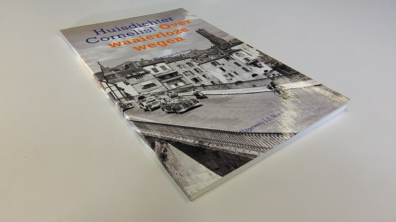 Tweedehands boek: Huisdichter Cornelis! Over waaierloze wegen van auteur Cees van Zuilen - Paperback met hele lichte verkleuring achterzijde kaft. Binnenwerk als nieuw!