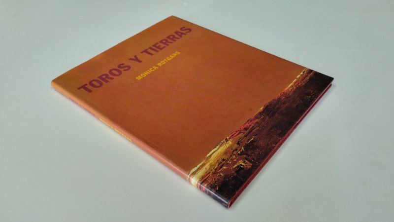 Tweedehands boek: Toros Y Terras van auteur Monica Rotgans - In goede staat Engels/ Nederlands/ Spaanstalige hardcover met stofomslag. Lichte gebruikssporen aan de kaft. Wit van de pagina's licht verkleurd, pagina's netjes, onbeschreven en stevig in de binding