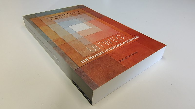 Tweedehands boek: Uitweg een waardig leveneinde in eigen hand van auteur Boudewijn Chabot en Stella Braam - Paperback met rechte rug zonder leesvouwen. Lichte gebruikerssporen rand achterkant kaft. Binnenwerk als nieuw!