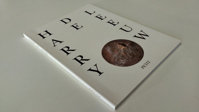 Tweedehands boek: Harry de Leeuw van auteur Willem Rothuizen - Zo goed als nieuw. Nederlandstalige softcover. Gesigneerd!